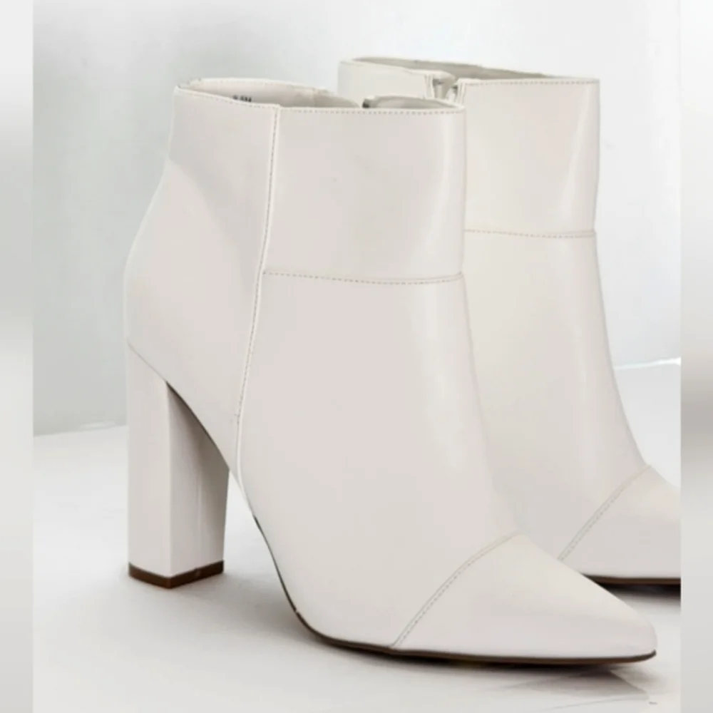 XOXO Women's Leather White Fedela Ankle Boots Size 9.5